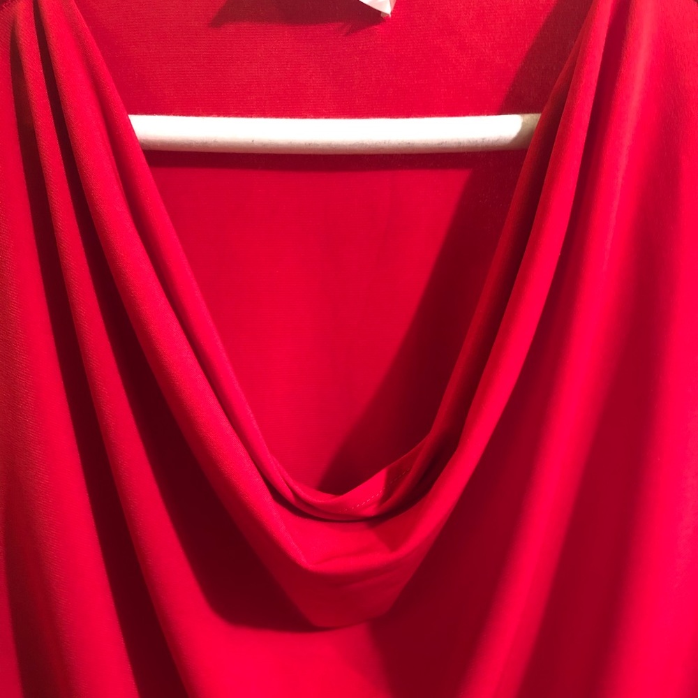 Red sleeveless cowl-neck blouse with zipper detail - Picture 3 of 4